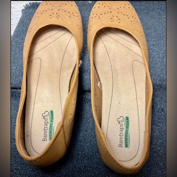 •Memory foam flats by BareTraps “Mariah” Brown women’s cut out round toe wedge - Picture 7 of 8